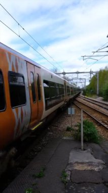 Dikey 4K Video - Barnt Green Electrified Tren İstasyonu, yolcuları ve taşımacılık için. Batı Midlands İngiltere.