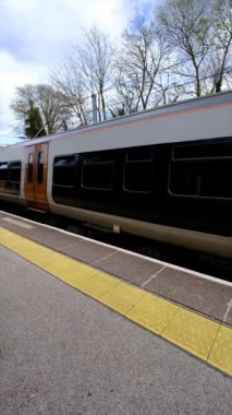 Dikey 4K Video - Barnt Green Electrified Tren İstasyonu, yolcuları ve taşımacılık için. Batı Midlands İngiltere.