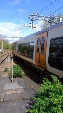 Dikey 4K Video - Barnt Green Electrified Tren İstasyonu, yolcuları ve taşımacılık için. Batı Midlands İngiltere.