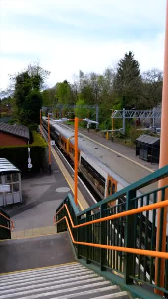 縦4Kビデオ バーン グリーン電化鉄道駅 乗客の通勤と貨物のため ミッドランズ イギリス — ストック動画