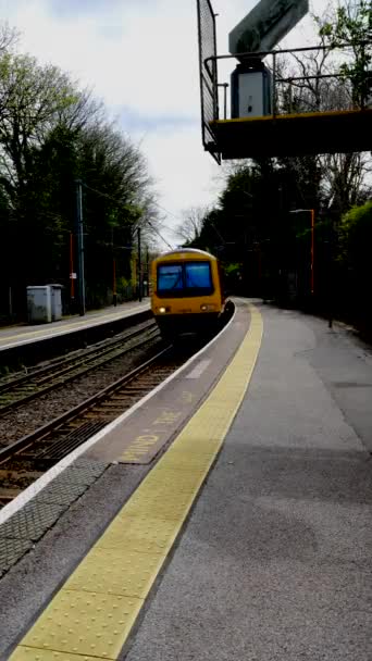 縦4Kビデオ バーン グリーン電化鉄道駅 乗客の通勤と貨物のため ミッドランズ イギリス — ストック動画