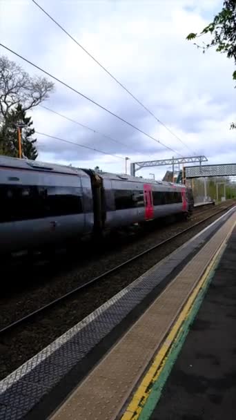 Vertical Video Barnt Green Electrified Railway Station Para Pasajeros Viajeros — Vídeos de Stock