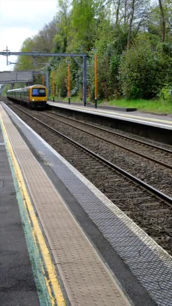 Függőleges Videó Barnt Green Elektromos Vasútállomás Ingázóknak Áruknak West Midlands Jogdíjmentes Stock Felvétel