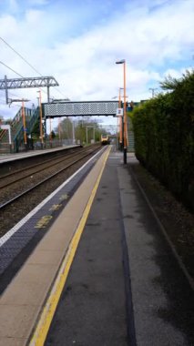 Dikey 4K Video - Barnt Green Electrified Tren İstasyonu, yolcuları ve taşımacılık için. Batı Midlands İngiltere.