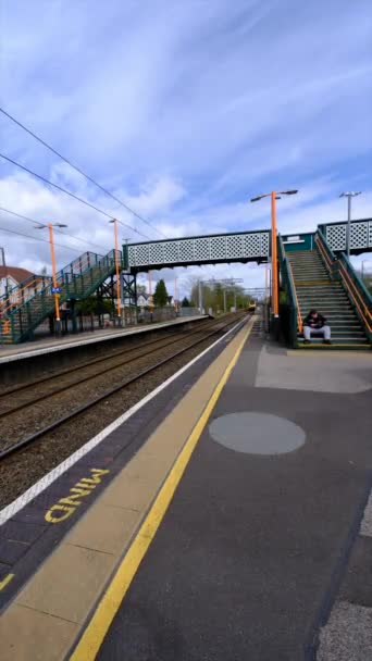 Pionowe Wideo Barnt Green Electrified Railway Station Dla Pasażerów Dojeżdżających — Wideo stockowe