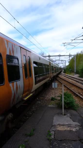 Dikey Video Barnt Green Electrified Tren Stasyonu Yolcuları Taşımacılık Için Telifsiz Stok Video