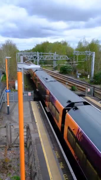 縦4Kビデオ バーン グリーン電化鉄道駅 乗客の通勤と貨物のため ミッドランズ イギリス ストック映像