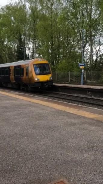 British Rail Network Rail Vertical Video Passagerarpendeltåg Lapworth Warwickshire West — Stockvideo