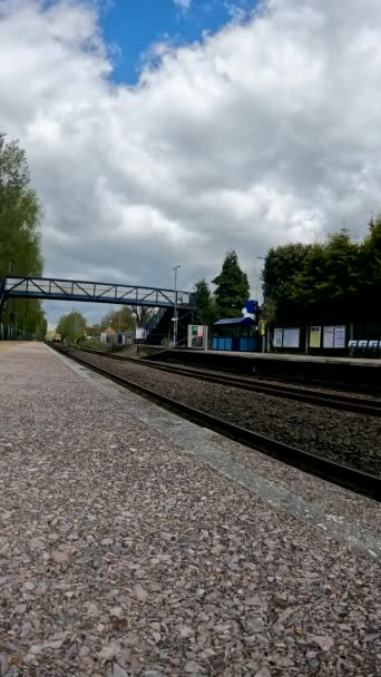 British Rail Network Rail Vertical Video Osobní Příměstské Nádraží Lapworth — Stock video