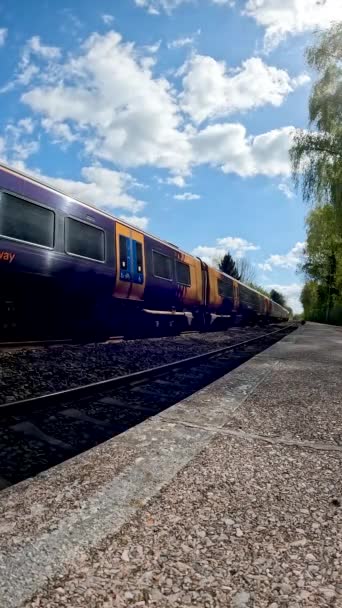 British Rail Network Rail Vertical Video Stazione Ferroviaria Suburbana Lapworth — Video Stock
