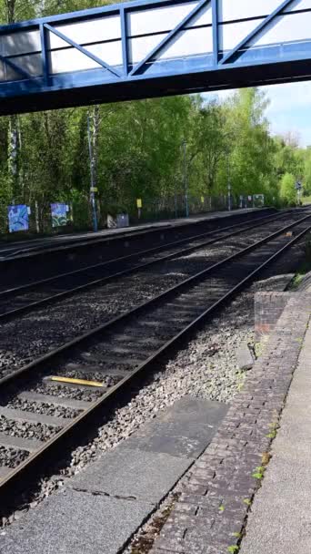 Британская Железнодорожная Сеть Пассажирских Пригородных Поездов Surburban Поезда Iin Пригороде — стоковое видео