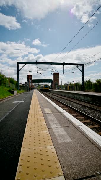 イギリスの鉄道網乗客のサーバーバン列車はバーミンガム郊外にあった 西ミッドランズ イギリス 列車が到着し 出発し 田舎の鉄道駅を通過する ストック映像