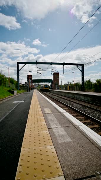 Rete Ferroviaria Britannica Treno Passeggeri Pendolare Surburbano Iin Periferia Birmingham — Video Stock