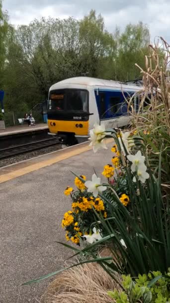 イギリスの鉄道網乗客のサーバーバン列車はバーミンガム郊外にあった 西ミッドランズ イギリス 列車が到着し 出発し 田舎の鉄道駅を通過する ストック映像