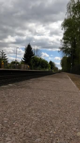イギリスの鉄道網乗客のサーバーバン列車はバーミンガム郊外にあった 西ミッドランズ イギリス 列車が到着し 出発し 田舎の鉄道駅を通過する 動画クリップ
