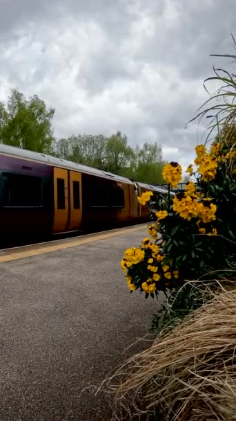 イギリスの鉄道網乗客のサーバーバン列車はバーミンガム郊外にあった 西ミッドランズ イギリス 列車が到着し 出発し 田舎の鉄道駅を通過する ロイヤリティフリーストック映像