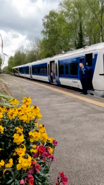 Red Ferroviaria Británica Viajeros Cercanías Tren Suburbano Iin Los Suburbios — Vídeos de Stock