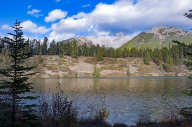 Kanada mı? Johnson Gölü. Kayalık dağlarda göl.