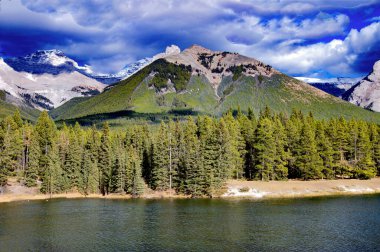 Kanada mı? Johnson Gölü. Kayalık dağlarda göl.