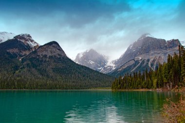 Emerald Gölü. İngiliz Kolombiyası. Kanada mı? Turizm için harika bir yer. Resimli manzara ve yürüyüş..