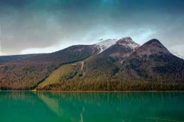 Emerald Gölü. İngiliz Kolombiyası. Kanada mı? Turizm için harika bir yer. Resimli manzara ve yürüyüş..