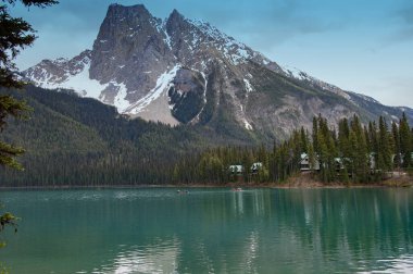 Emerald Gölü. İngiliz Kolombiyası. Kanada mı? Turizm için harika bir yer. Resimli manzara ve yürüyüş..