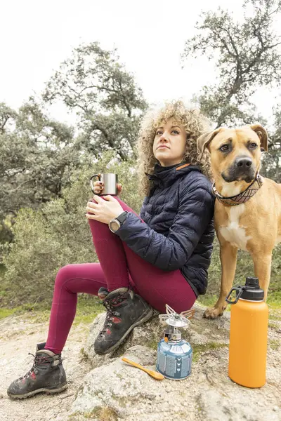 Lockige Blonde Haare Bergsteigerin Und Ihr Hund Kochen Einen Tee — Stockfoto