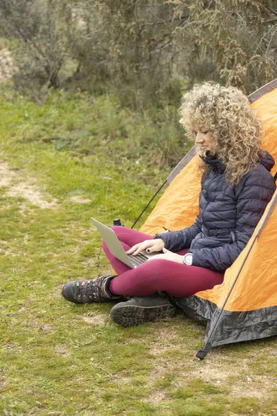 Cheveux Bouclés Blonds Camps Montagne Femme Avec Tente Orange Télétravail — Photo