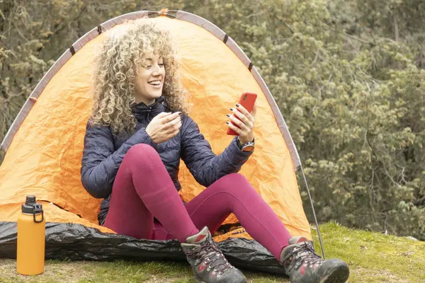 Cheveux Bouclés Blonds Alpiniste Femme Campements Avec Tente Orange Utilisant — Photo