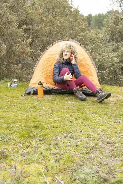 Kręcone Blond Włosy Kobiety Alpinistka Obozy Jego Pomarańczowy Namiot Pomocą — Zdjęcie stockowe