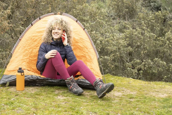 Cheveux Bouclés Blonds Alpiniste Femme Campements Avec Tente Orange Utilisant — Photo