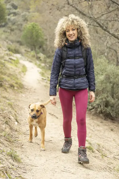 Кудрявые Светлые Волосы Женщина Альпинистка Собака Прогуливаются Горам — стоковое фото