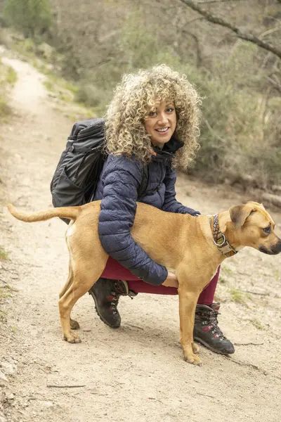 Curly Hair Mountaineer Woman Her Dog Posing Outdoor His Walk — Stock Photo, Image