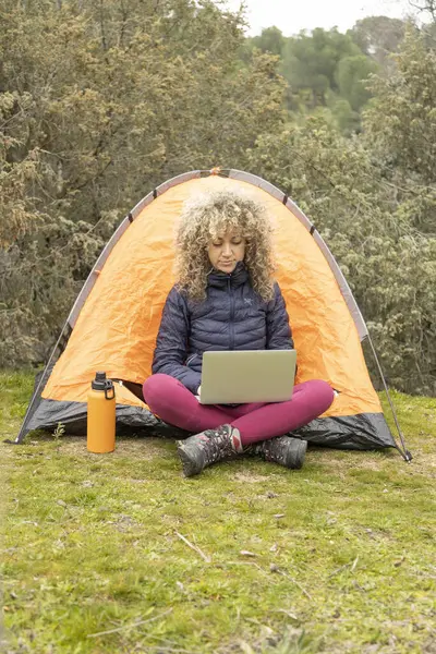 Göndör Szőke Haj Hegymászó Női Táborok Narancssárga Sátrával Távmunka Laptopjával Stock Kép