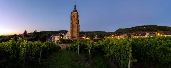 アルボワのサン ジュスト ダルボワ教会のパノラマブドウ畑がある夏の夜遅く フランスのジュラで日没 ストック写真