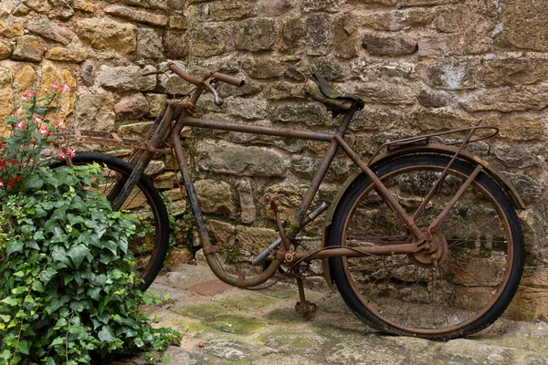 Old Brown Broken Bike Val Oignt Beaujolais France lizenzfreie Stockbilder