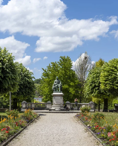 2020年7月17日フランス アルボワ アルボワの中心部にあるパスツール像で 夏の日にフランスのジュラに公園があります ロイヤリティフリーのストック画像
