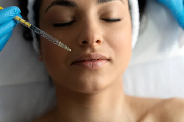 Beautician Expert Handen Injecteren Botox Senior Vrouwelijke Lippen Zone Cosmetologie — Stockfoto