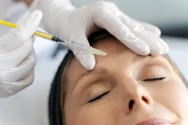 Zbliżenie Widok Kosmetologa Robi Prp Terapii Twarzy Starszej Kobiety Salonie — Zdjęcie stockowe
