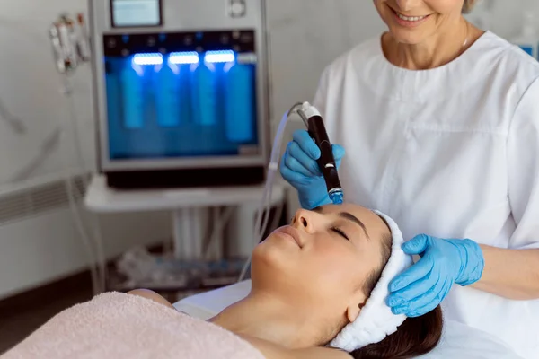 Cosmetóloga Profesional Femenina Haciendo Procedimiento Hidro Facial Clínica Cosmetología Doctor — Foto de Stock