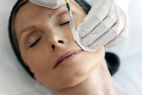 Vista Cerca Del Cosmetólogo Hace Prp Terapia Cara Mujer Edad — Foto de Stock
