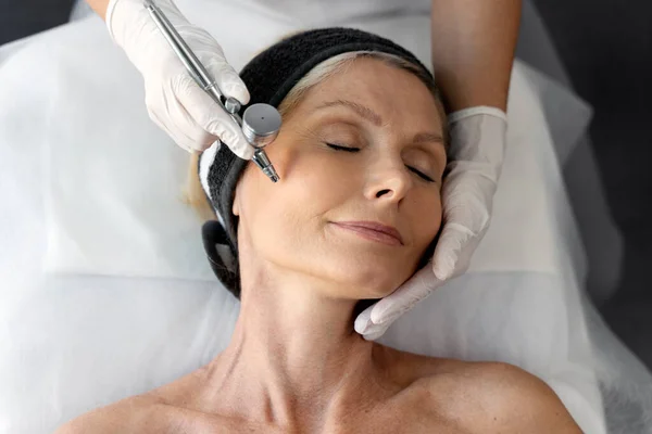 Mujer Caucásica Recibiendo Descamación Oxígeno Facial Centro Cosmetología Tratamiento Facial — Foto de Stock