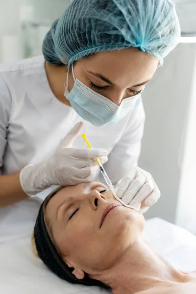 Beautician Expert Handen Injecteren Botox Senior Vrouwelijke Lippen Zone Cosmetologie — Stockfoto