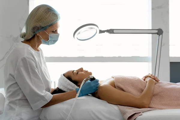 Estetista Maschera Protettiva Guanti Sterili Con Penna Derma Durante Procedura — Foto Stock