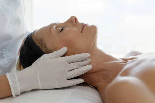 Piacevole Procedura Bellezza Con Massaggio Viso Morbido Eseguita Dal Terapeuta — Foto Stock
