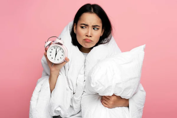 Annoyed Asian Woman Hugging Pillow Holding Alarm Clock Sad Face — Stock Photo, Image