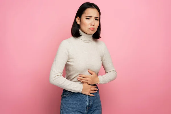 Retrato Mujer Agarrando Vientre Sufriendo Dolor Estómago Gastritis Estreñimiento Estudio — Foto de Stock