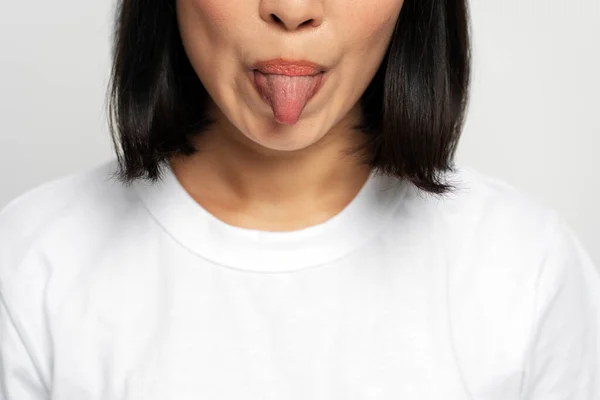 Обрізаний Вид Смішної Молодої Жінки Демонструє Язик Має Дитячий Настрій — стокове фото