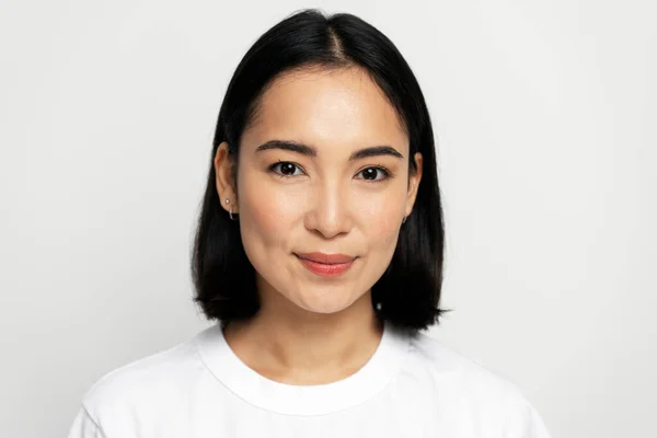 Portret Van Gelukkige Succesvolle Aziatische Vrouw Staande Kijkend Naar Camera — Stockfoto