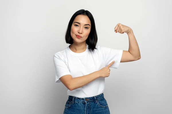 Mujer Levantando Brazos Mostrando Bíceps Como Metáfora Del Poder Femenino —  Fotos de Stock